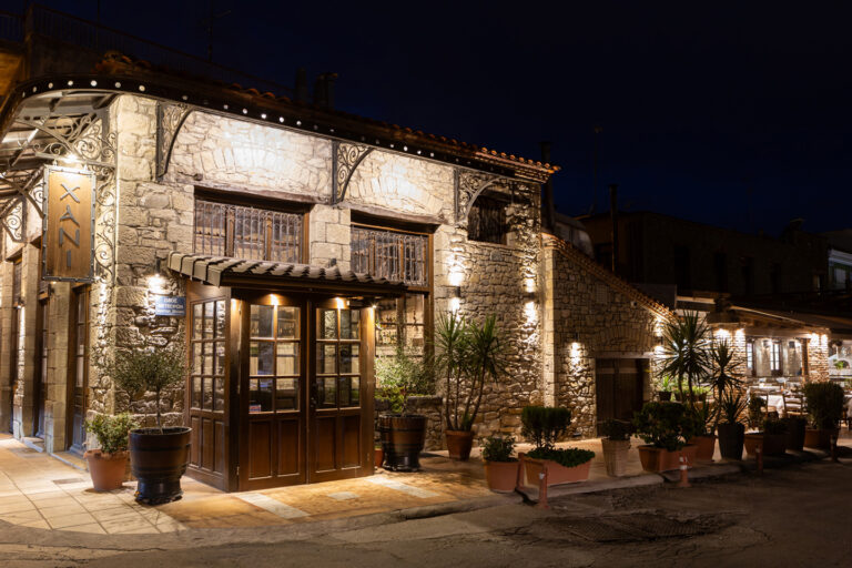 Το Χάνι στα Τρίκαλα – πέτρινο κτίριο με φωτισμό το βράδυ