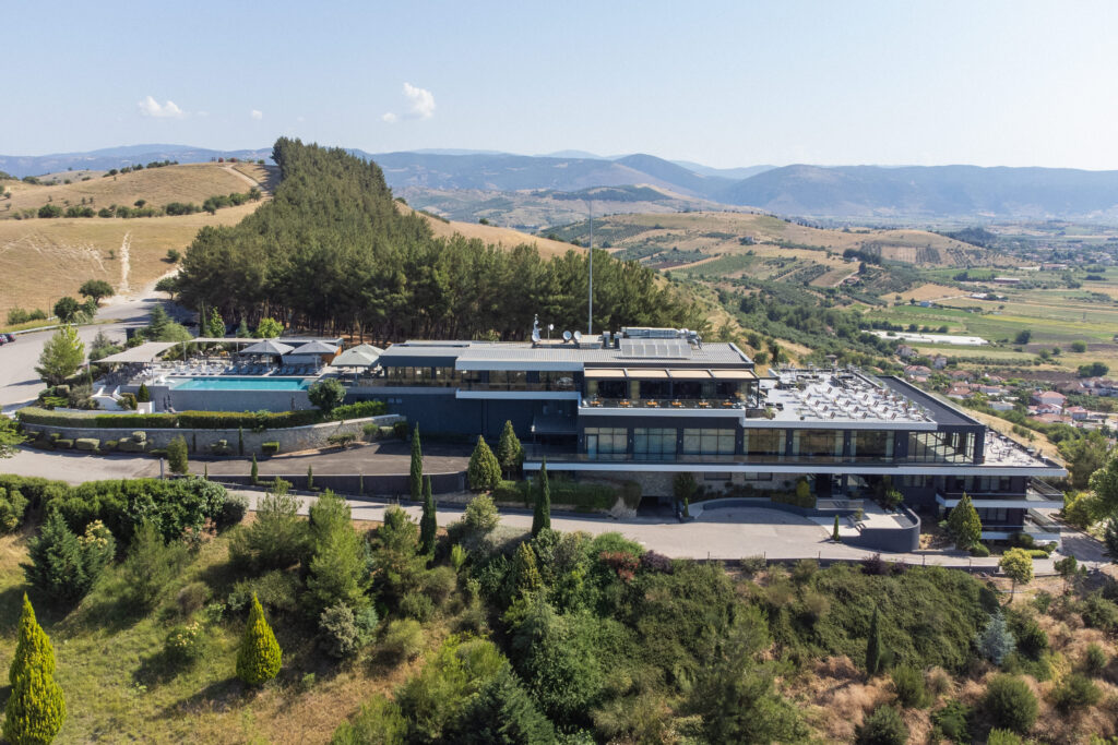 Πανοραμική άποψη του Ananti City Resort στα Τρίκαλα με θέα στην πόλη