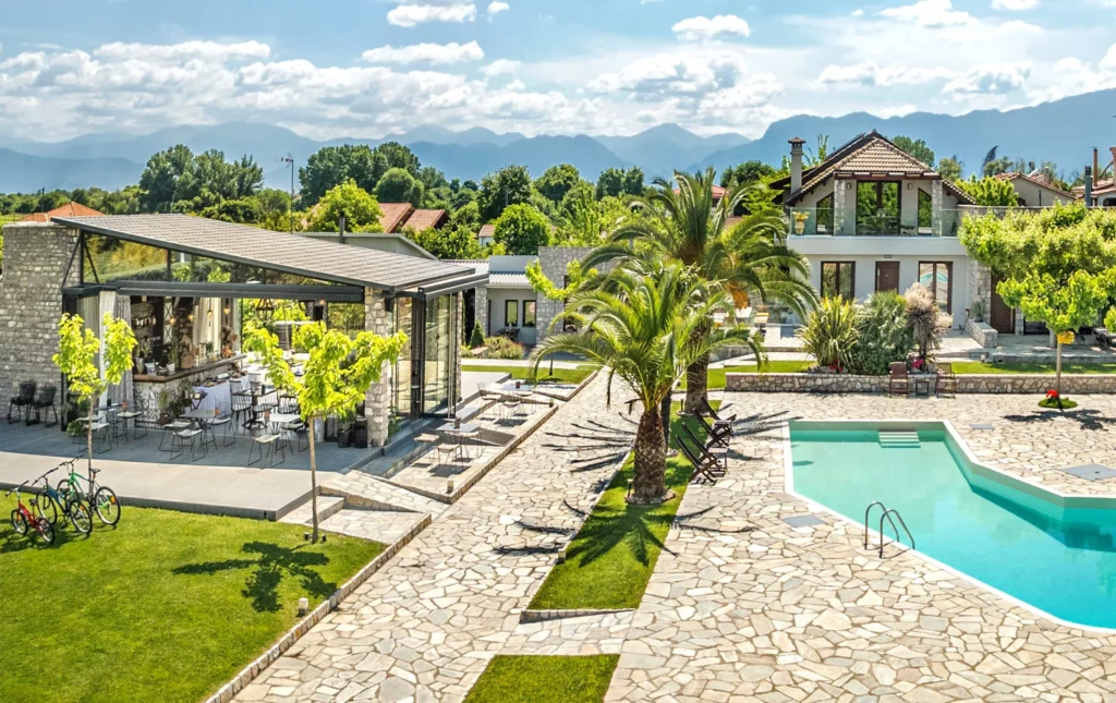 Vintage Suites Trikala με πισίνα και πέτρινη αυλή
