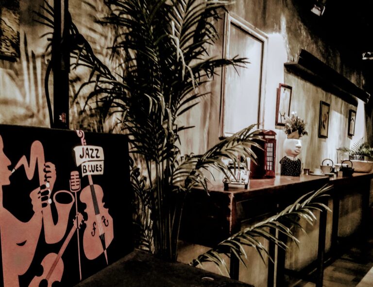 Κρυπτή Μπαρ στην Τρίπολη με ατμοσφαιρικό χώρο και jazz διακόσμηση