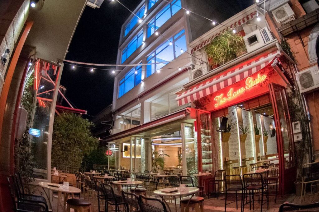 The Love Shake – Coffee Garden Bar στην Τρίπολη με εξωτερικό χώρο γεμάτο ζωντάνια
