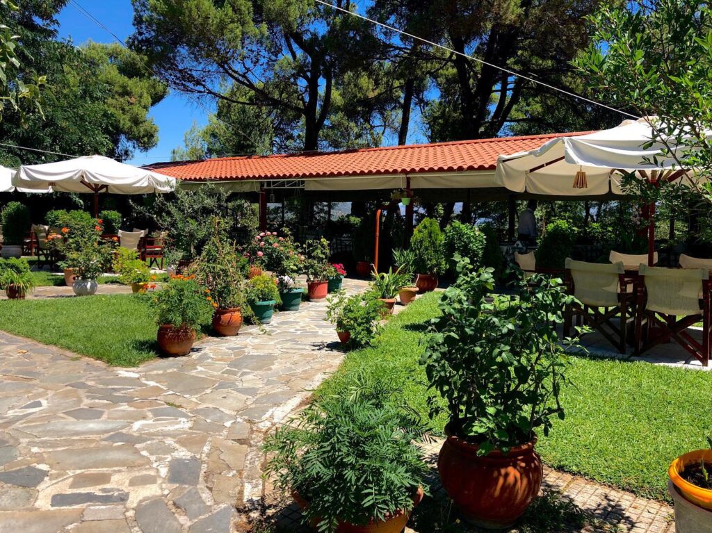 Σαλέ Δεξαμενή στην Τρίπολη με καταπράσινο κήπο και εξωτερικό χώρο εστίασης