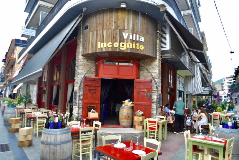 Villa Incognito εστιατόριο στην Τρίπολη με boho ατμόσφαιρα και εξωτερικό χώρο