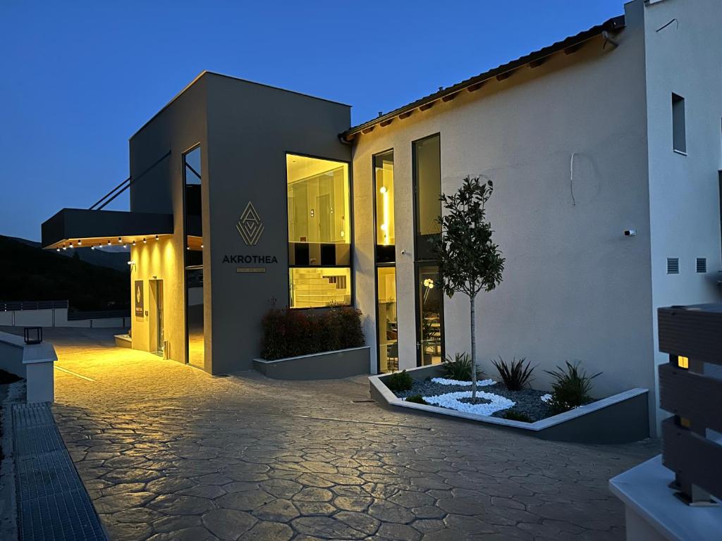 AKROTHEA Suites & Lounge στην Τρίπολη με minimal design και πολυτελείς παροχές