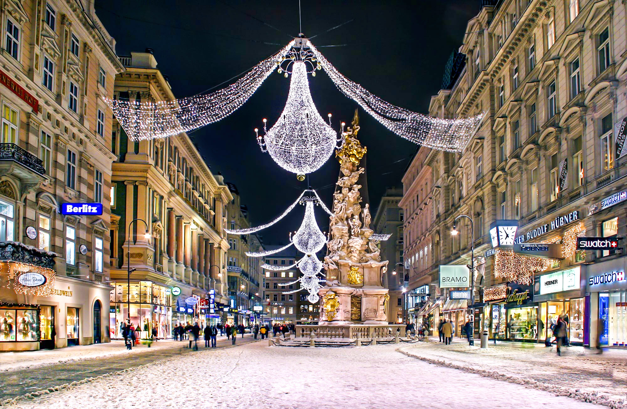 Χριστουγεννιάτικος στολισμός σε κεντρικό δρόμο της Βιέννης με φώτα και χιόνι