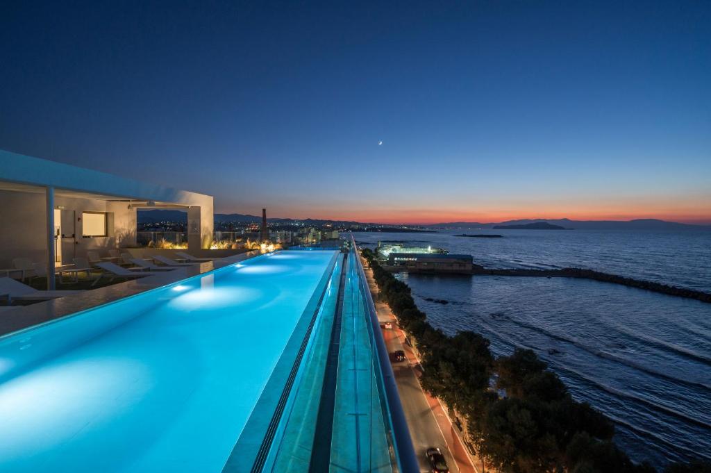Rooftop πισίνα του SanSal Boutique Hotel με θέα στο παλιό λιμάνι Χανίων – Καλύτερα ξενοδοχεία στα Χανιά
