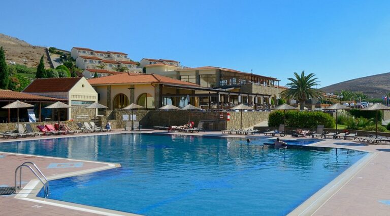 Theofilos Paradise Boutique Hotel στη Μυτιλήνη, φωτισμένο το βράδυ