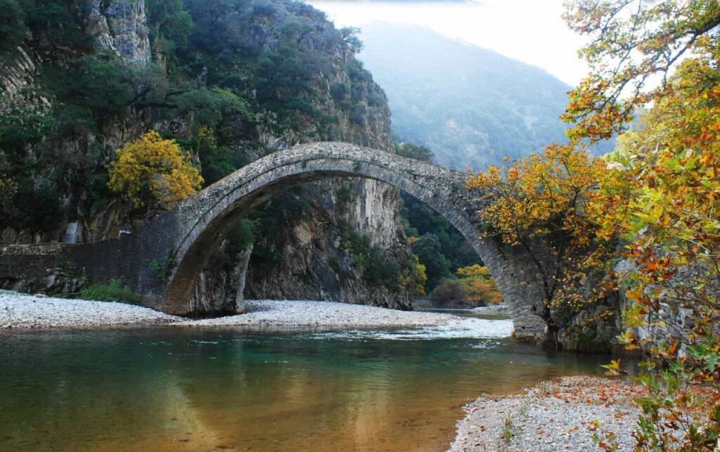 Πέτρινο γεφύρι στον Εύηνο ποταμό – φυσικό τοπίο στην Ορεινή Ναυπακτία