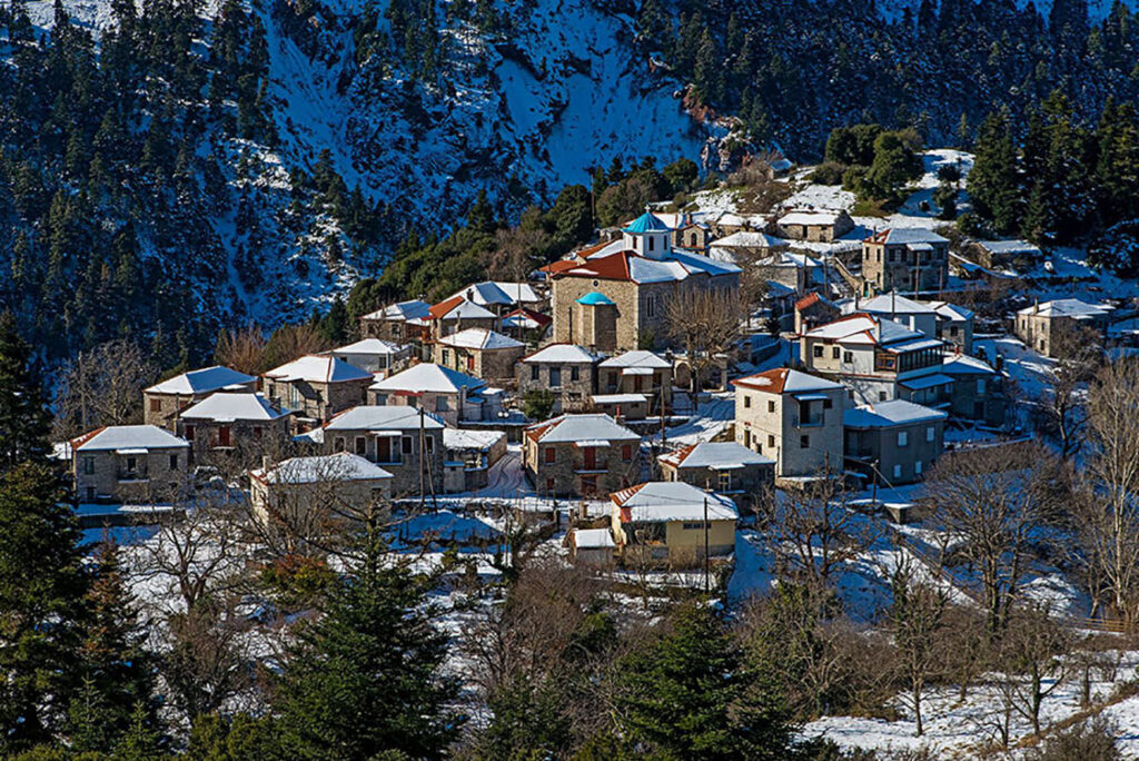 Δομνίστα Ευρυτανίας – ορεινό χωριό με πέτρινα σπίτια μέσα στο χιόνι