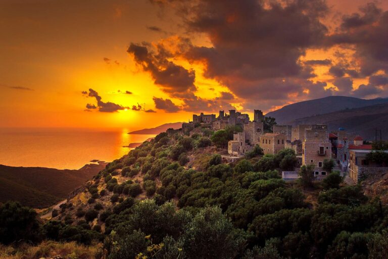 Ηλιοβασίλεμα πάνω από τα πέτρινα χωριά της Μάνης
