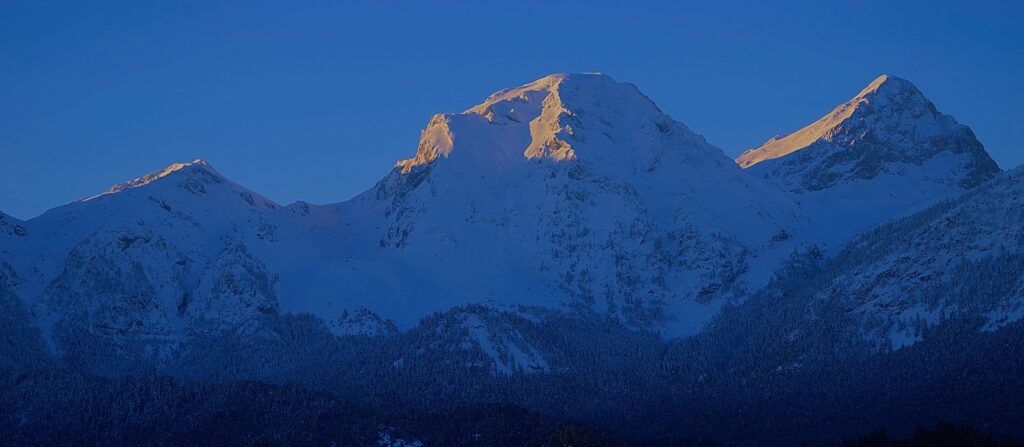 Πανοραμική άποψη της Γκιώνας με χιονισμένες κορυφές και πρωινό φως