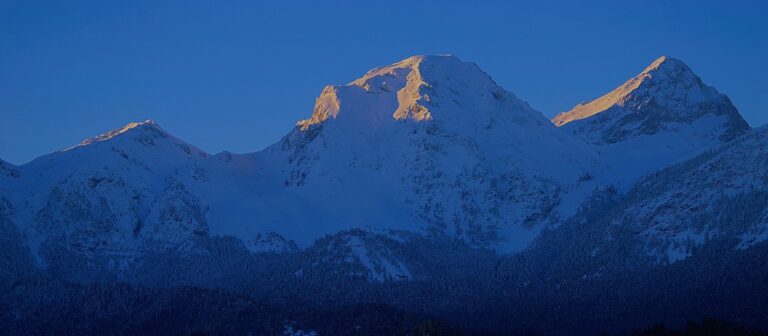 Πανοραμική άποψη της Γκιώνας με χιονισμένες κορυφές και πρωινό φως