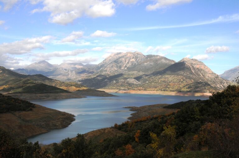 Τεχνητή Λίμνη του Μόρνου στη Φωκίδα – Θέα στα βουνά της Ρούμελης