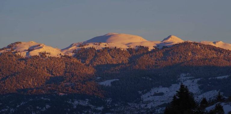 Χιονισμένες κορυφές της Οίτης με πρωινό φως – φυσική ομορφιά και γαλήνη στο βουνό της Ρούμελης.