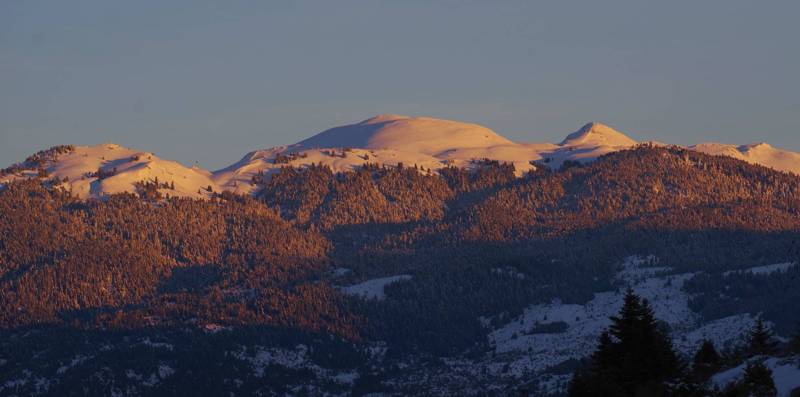 Χιονισμένες κορυφές της Οίτης με πρωινό φως – φυσική ομορφιά και γαλήνη στο βουνό της Ρούμελης.
