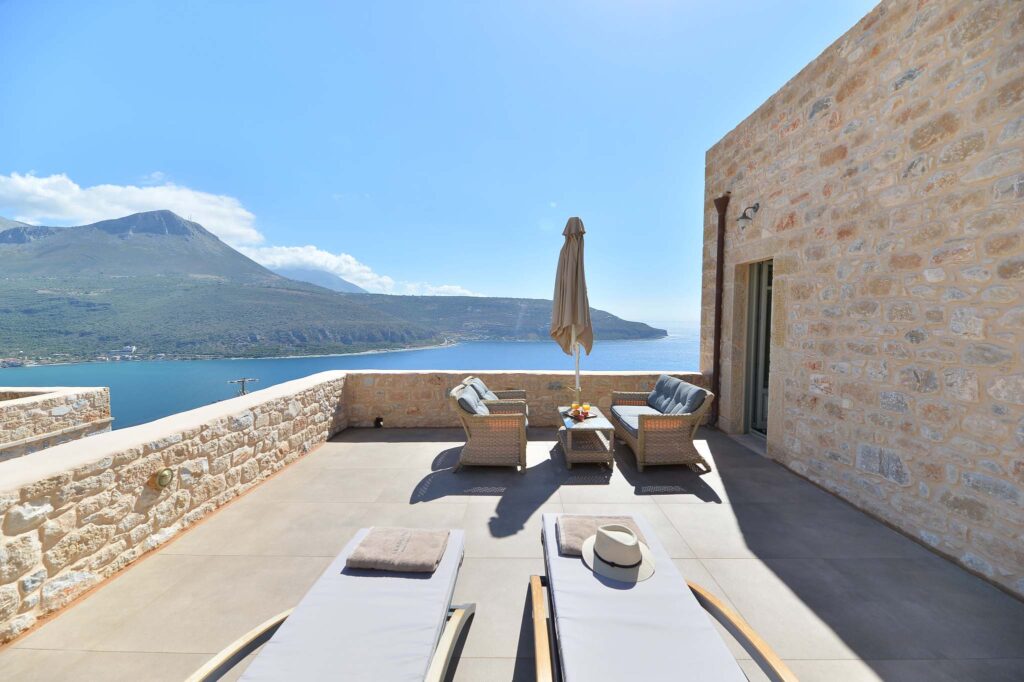 Θέα στη θάλασσα από τη βεράντα του Akrolithi Boutique Hotel & Suites στο Καραβοστάσι Μάνης