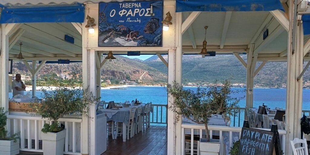 Θέα στη θάλασσα από την ταβέρνα Ο Φάρος του Παντελή στον Γερολιμένα Μάνης