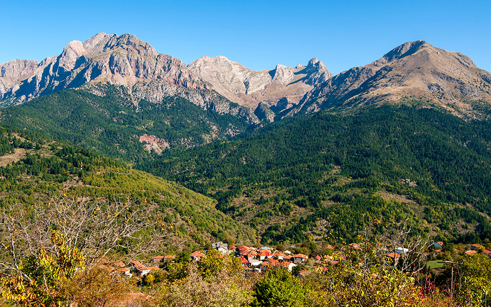 Πανοραμική θέα του χωριού Αρτοτίνα με φόντο τις επιβλητικές κορυφές των Βαρδουσίων στη Ρούμελη