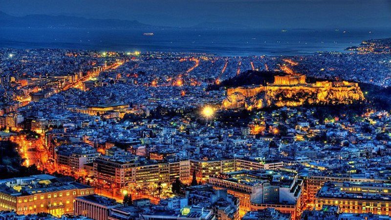 Νυχτερινή θέα της Αθήνας από τον Λυκαβηττό με φωτισμένη την Ακρόπολη