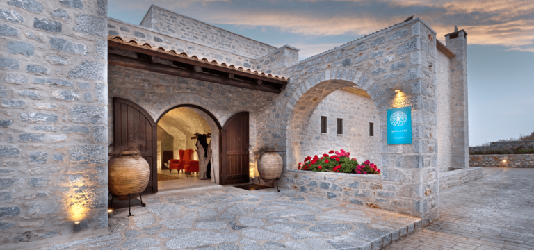 Είσοδος του Πέτρα & Φώς Boutique Hotel & Spa στο Οίτυλο Μάνης με πέτρινη αρχιτεκτονική