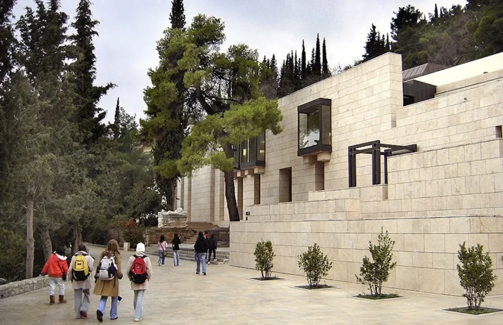 Επισκέπτες μπροστά στο Αρχαιολογικό Μουσείο Δελφών