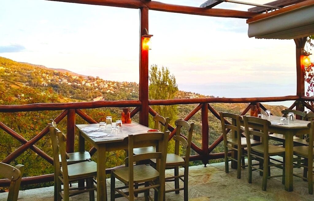 Κάρδαμο Οινομαγειρείον στο Πήλιο με τραπέζια και θέα στο βουνό