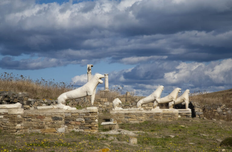Λεωφόρος των Λεόντων στη Δήλο κάτω από το αιγαιακό φως