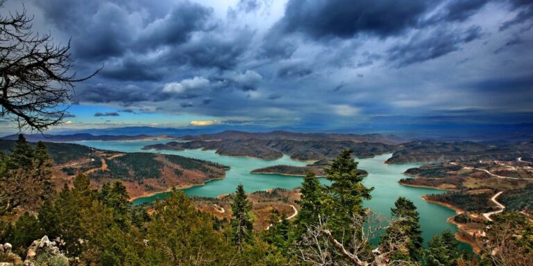 Πανοραμική θέα της Τεχνητής Λίμνης Πλαστήρα στην Καρδίτσα