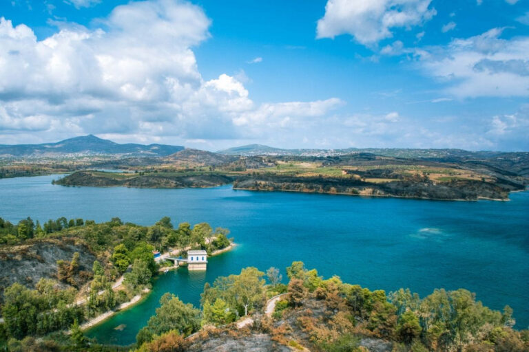 Πανοραμική θέα της Τεχνητής Λίμνης Μαραθώνα με το καταπράσινο τοπίο της Αττικής