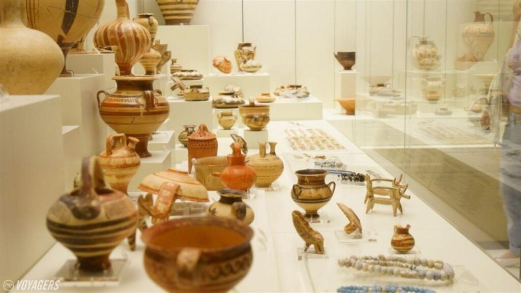 Εκθέματα στο Μουσείο των Μυκηνών με αρχαία αγγεία και κοσμήματα.