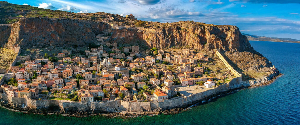 Πανοραμική θέα της Μονεμβασιάς από ψηλά