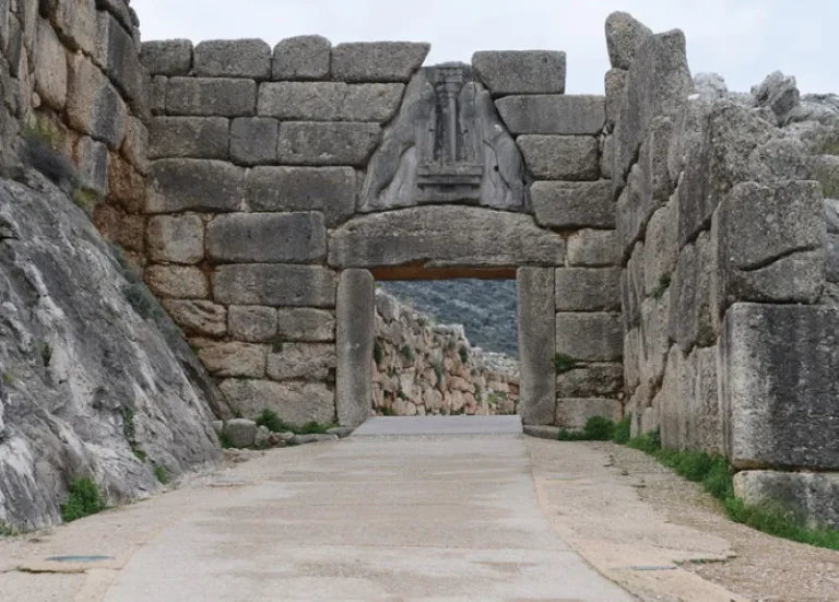Πύλη των Λεόντων στις Μυκήνες, είσοδος στον αρχαιολογικό χώρο.