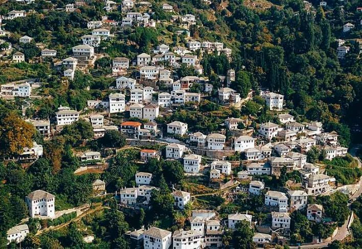 Πανοραμική θέα χωριού στο Πήλιο με παραδοσιακά αρχοντικά