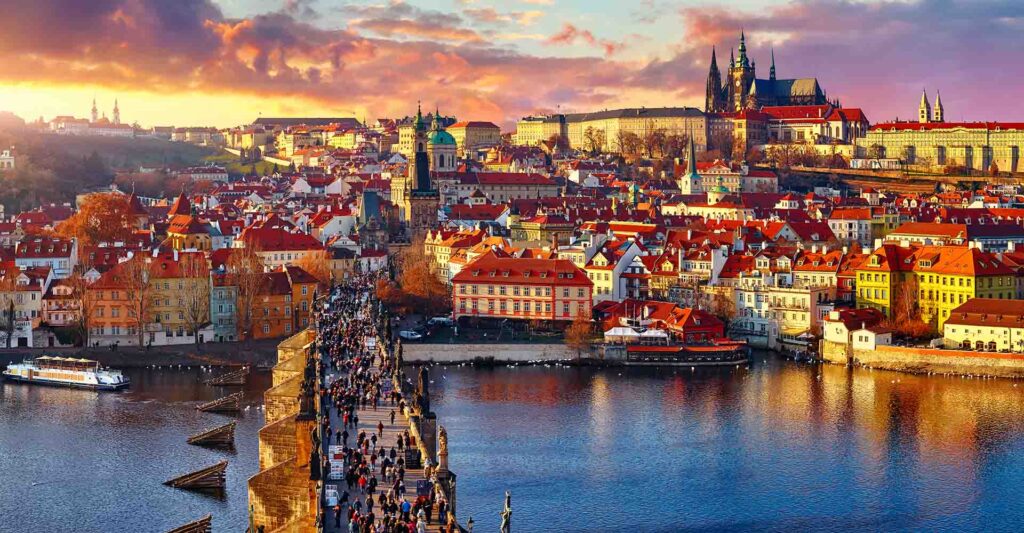 Πράγα Τσεχία – Θέα στην Παλιά Πόλη και στη Γέφυρα του Καρόλου κάτω από το φως του Νοεμβρίου.