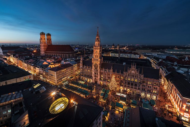 Ταξίδι στο Μόναχο με νυχτερινή θέα της Marienplatz και Χριστουγεννιάτικη αγορά