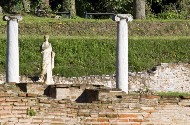 Άγαλμα από τον Αρχαιολογικό Χώρο Δίου.