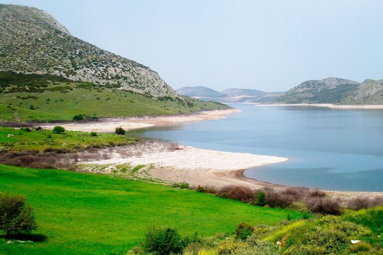 Πανοραμική άποψη της Λίμνης Υλίκης με καταπράσινους λόφους και γαλάζια νερά