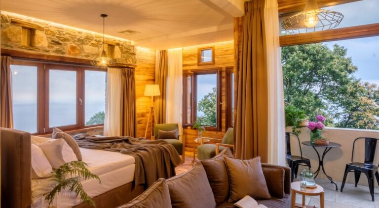 Δωμάτιο στο Adama Guesthouse Pelion με ξύλινη διακόσμηση και θέα στο βουνό