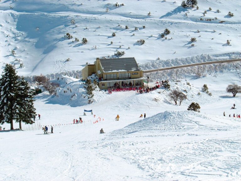 Χιονοδρομικό Κέντρο Μαινάλου στην Οστρακίνα με σκιέρ και σαλέ