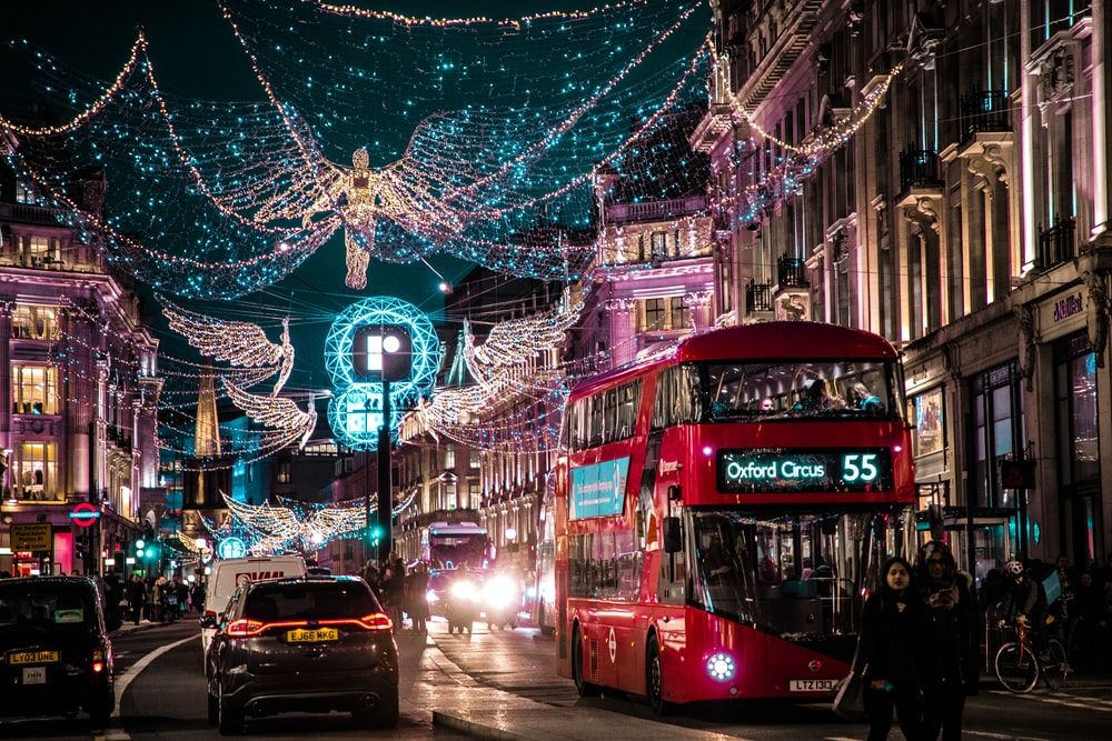 Χριστούγεννα στο Λονδίνο με στολισμένη Oxford Street και κόκκινα λεωφορεία