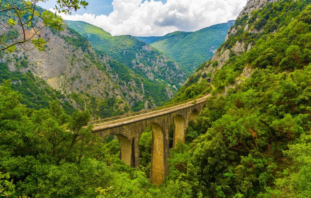 Φαράγγι και πέτρινη γέφυρα κοντά στην Υπάτη μέσα στο δάσος της Οίτης – φυσιολατρικός προορισμός Φθιώτιδας.