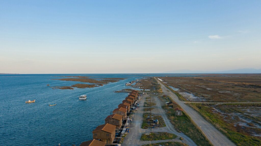 Ξύλινα σπίτια ψαράδων στο Εθνικό Πάρκο Δέλτα Αξιού δίπλα στη θάλασσα