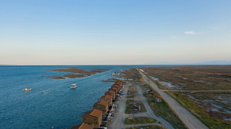 Ξύλινα σπίτια ψαράδων στο Εθνικό Πάρκο Δέλτα Αξιού δίπλα στη θάλασσα
