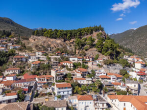 Πανοραμική άποψη του Κάστρου των Σαλώνων πάνω από την πόλη της Άμφισσας και τον ελαιώνα της Φωκίδας