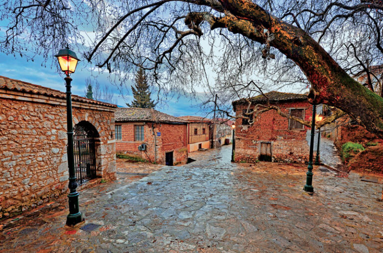 Πέτρινα καλντερίμια και παραδοσιακά σπίτια στη Συνοικία της Χάρμαινας στην Άμφισσα