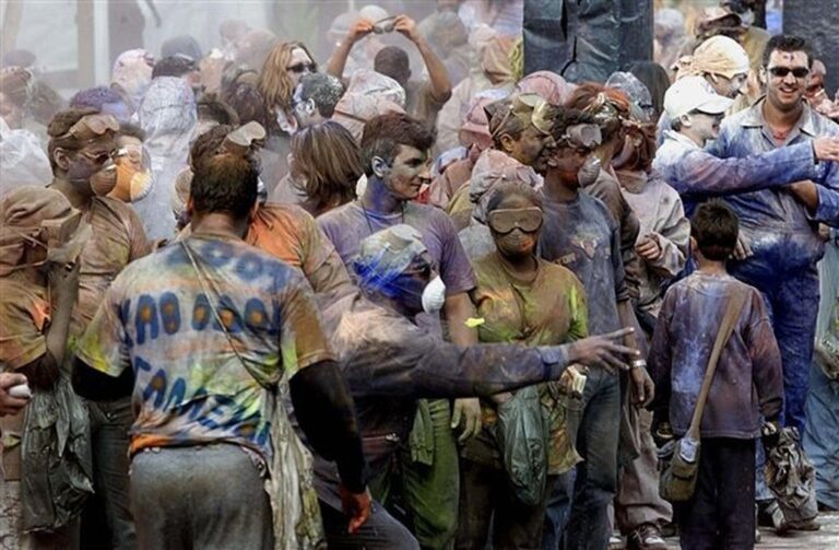 Αλευρομουτζούρωμα στο Γαλαξίδι: Το πιο εκρηκτικό αποκριάτικο έθιμο της Ελλάδας