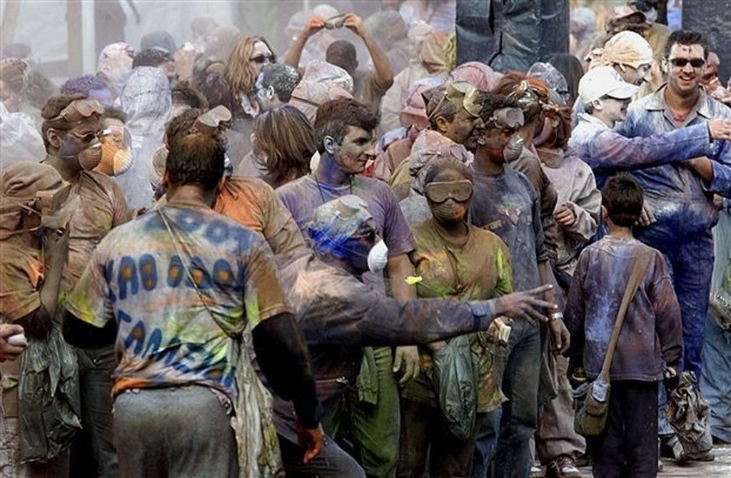 Αλευρομουτζούρωμα στο Γαλαξίδι: Το πιο εκρηκτικό αποκριάτικο έθιμο της Ελλάδας