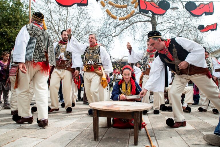 Βλάχικος Γάμος στη Θήβα: Το αποκριάτικο έθιμο που μετατρέπει την πόλη σε ζωντανό πανηγύρι