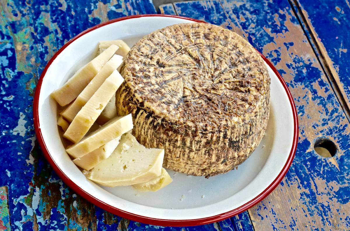 Γαστρονομία Μήλου – Τα αυθεντικά προϊόντα που δίνουν γεύση στο νησί