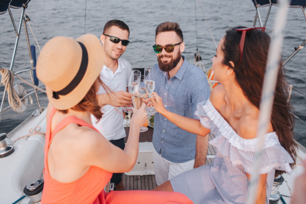 Sunset Cruise ή Ολοήμερη Κρουαζιέρα; Ποια Επιλογή Ταιριάζει στο Δικό σας Στυλ